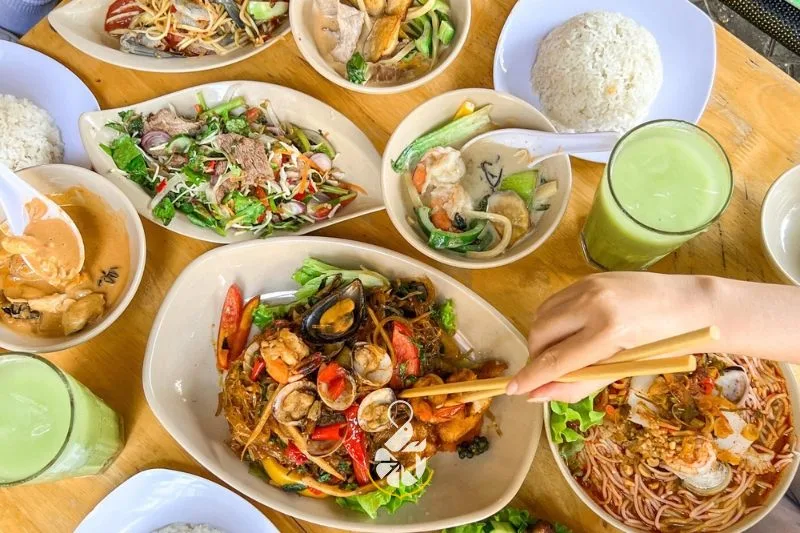 Nhà hàng Thái mở cửa từ 11:00 đến 14:00 và từ 16:30 đến 21:30, phù hợp cho những bữa ăn trưa và tối