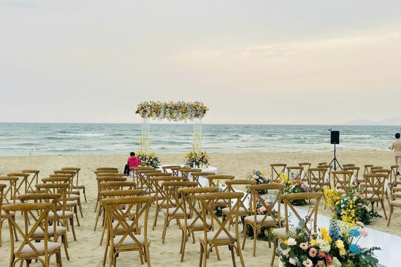 Sandy Beach Resort nằm bên bãi biển Non Nước tuyệt đẹp, mang lại không gian lãng mạn và gần gũi với thiên nhiên