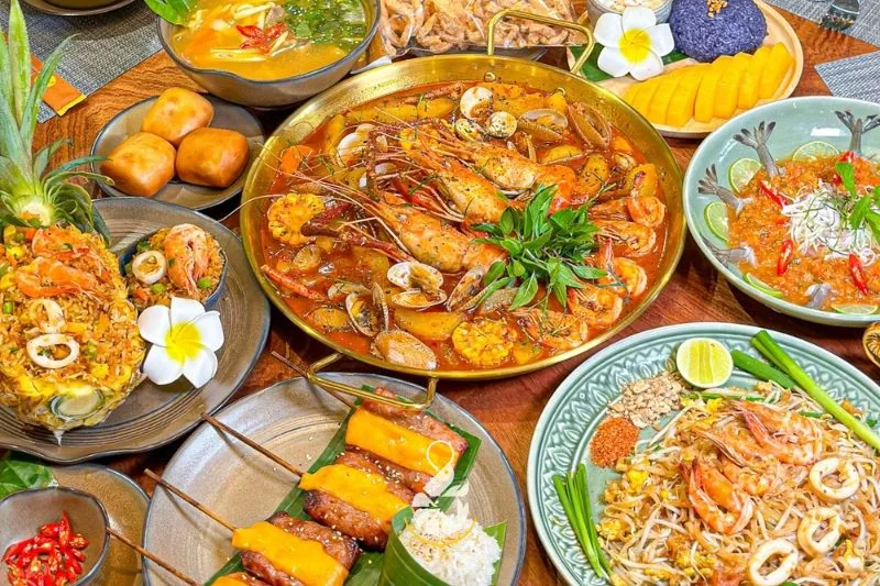 Với sự kết hợp giữa hương vị từ những con phố nhỏ của Bangkok đến sự tinh tế của ẩm thực Hoàng Gia