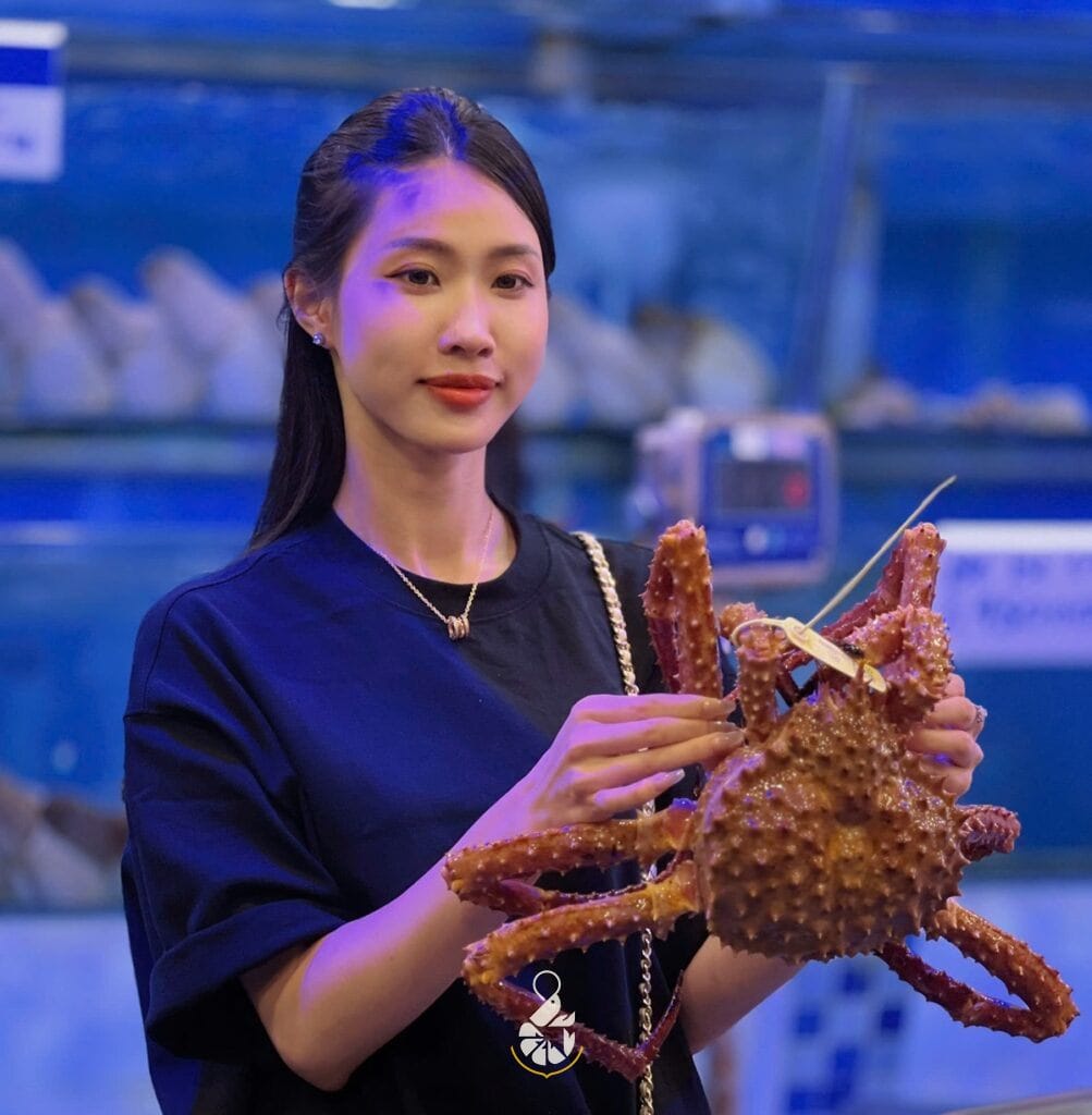 ảnh khách hàng cầm cua king tại Muối Biển