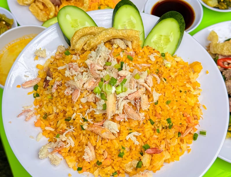 Cơm chiên thịt ghẹ đơn giản hấp dẫn tại nhà
