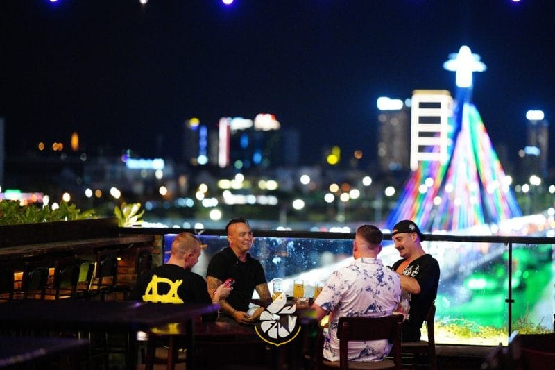 Da Nang Rooftop ở vị trí đắc địa luôn đông khách, đặc biệt vào buổi tối