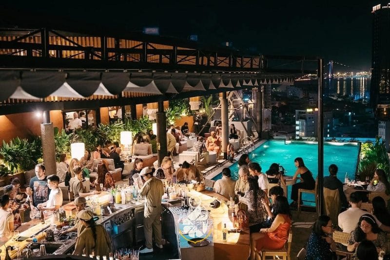 Gypsy Rooftop với đội ngũ chuyên gia phục vụ rượu vang chuyên nghiệp