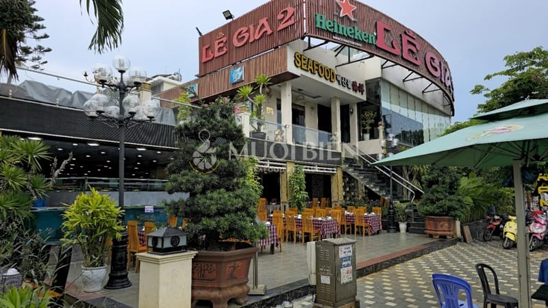 Không gian rộng lớn hơn 500m2 của Lê Gia Seafood, phù hợp cho các buổi tiệc cuối năm đông khách.