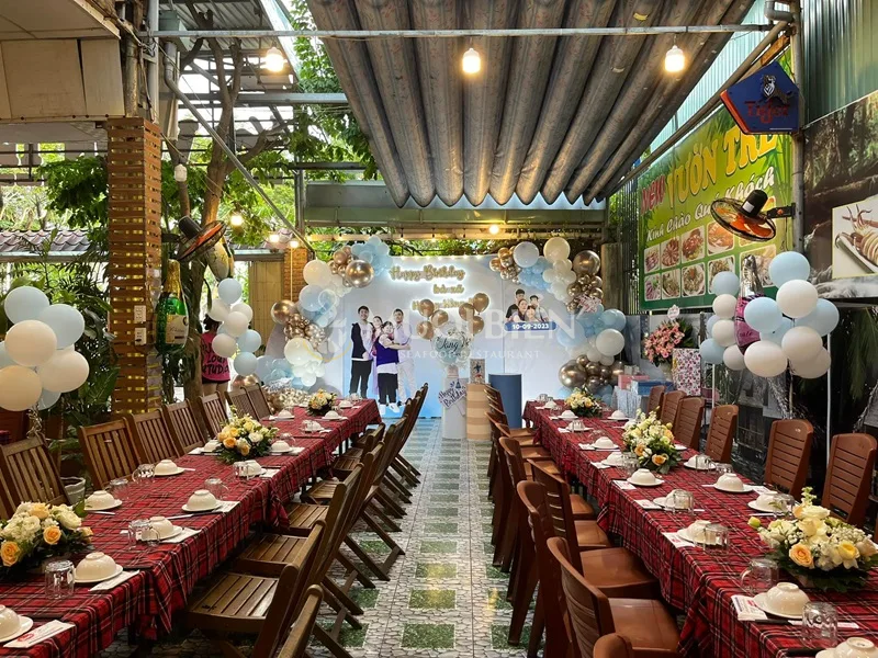 Không gian thoáng đãng với hai tầng và phòng lạnh, phù hợp cho các bữa tiệc sinh nhật, liên hoan và gặp gỡ bạn bè