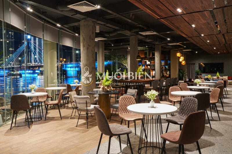 Memory Lounge là một nhà hàng Đà Nẵng view trực diện cầu Hàn biểu tượng