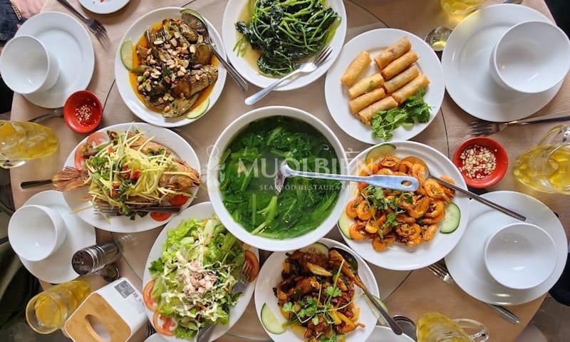 Menu phong phú với các món ăn dân dã thuần Việt, được chế biến từ nguyên liệu tươi ngon, mang đến hương vị “ngon như cơm mẹ nấu”