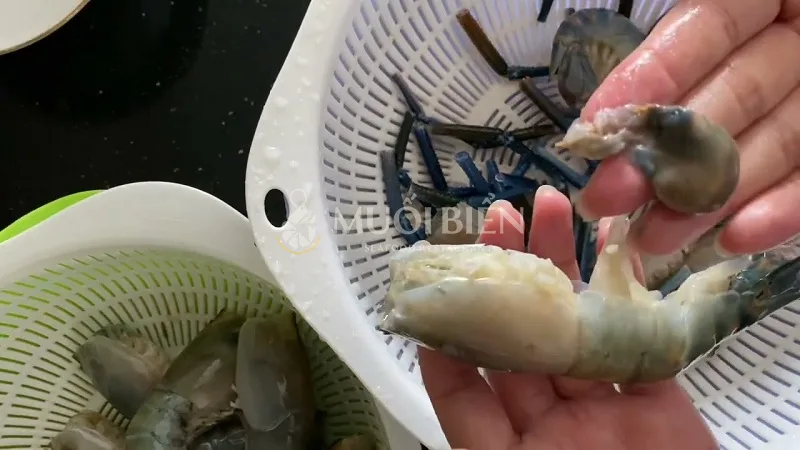 Hướng dẫn cách làm sạch Tôm càng xanh chi tiết và hiệu quả