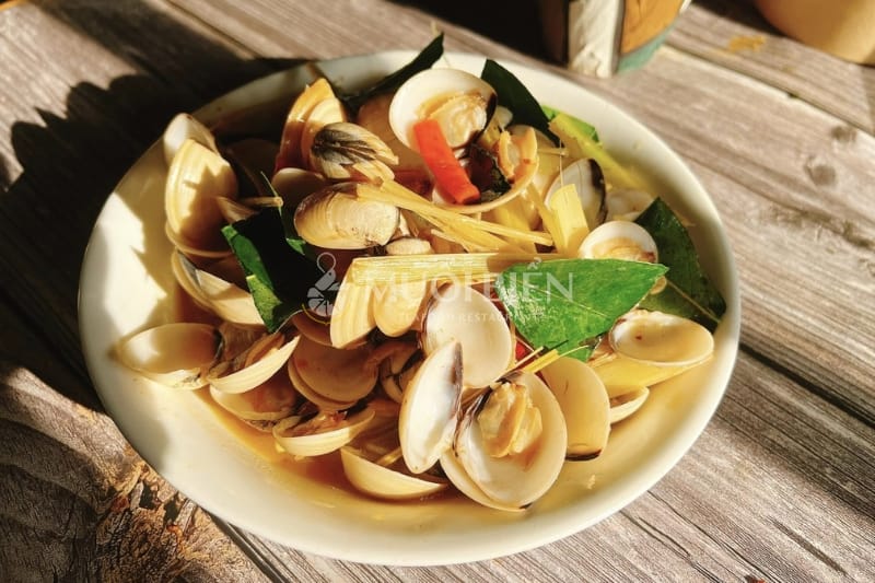 Muối Biển Seafood Restaurant với đa dạng món nghêu hấp dẫn nghêu xào lá quế