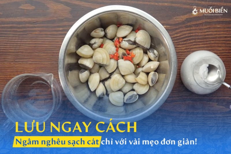 Cách ngâm nghêu sạch cát
