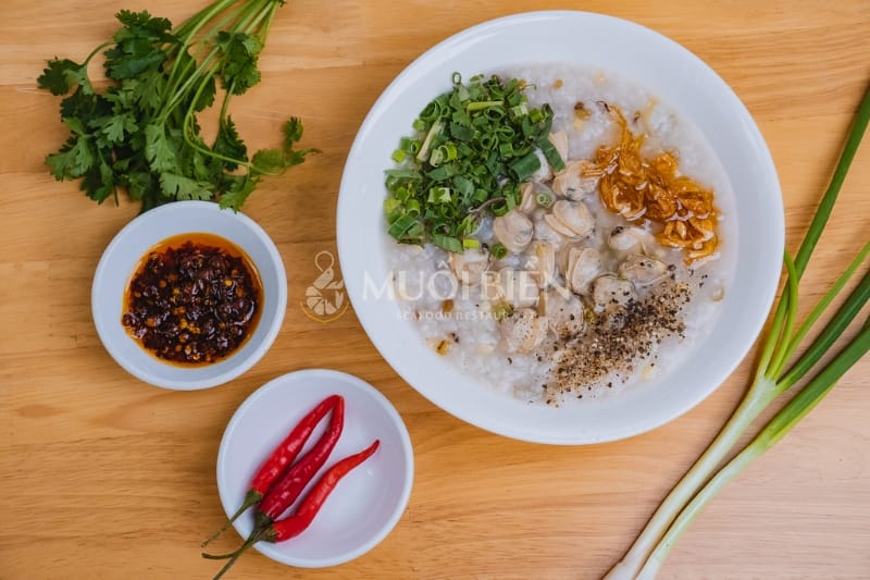 cháo nghêu tại Muối Biển Seafood Restaurant nấu cháo nghêu