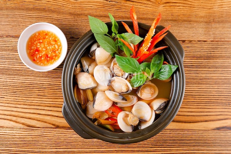 Nghêu hấp Thái cùng nước chấm hấp dẫn tại Muối Biển Seafood Restaurant Cách làm nước mắm ăn nghêu hấp Thái