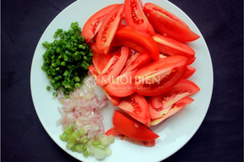 sơ chế các nguyên liệu khác cho món canh nghêu cà chua canh nghêu cà chua