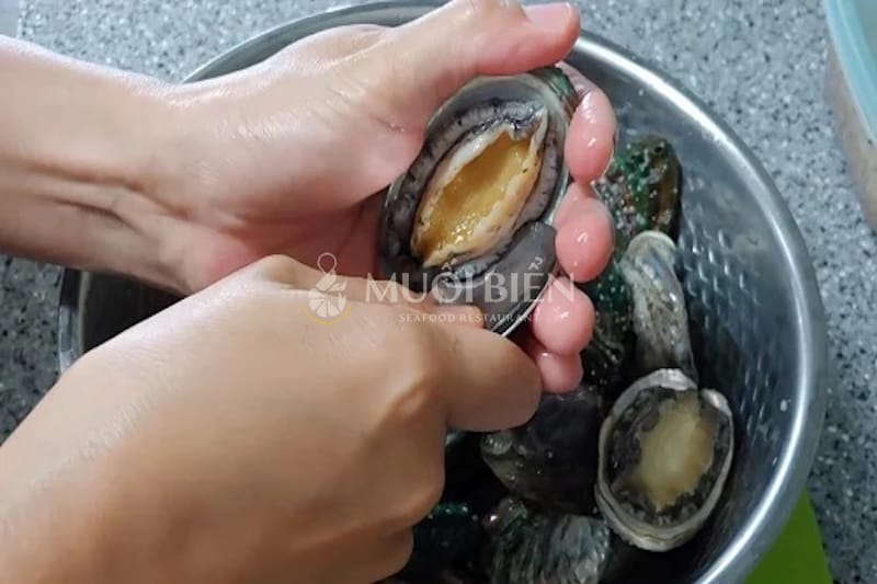 Tách thịt bào ngư bằng thìa cách chế biến bào ngư