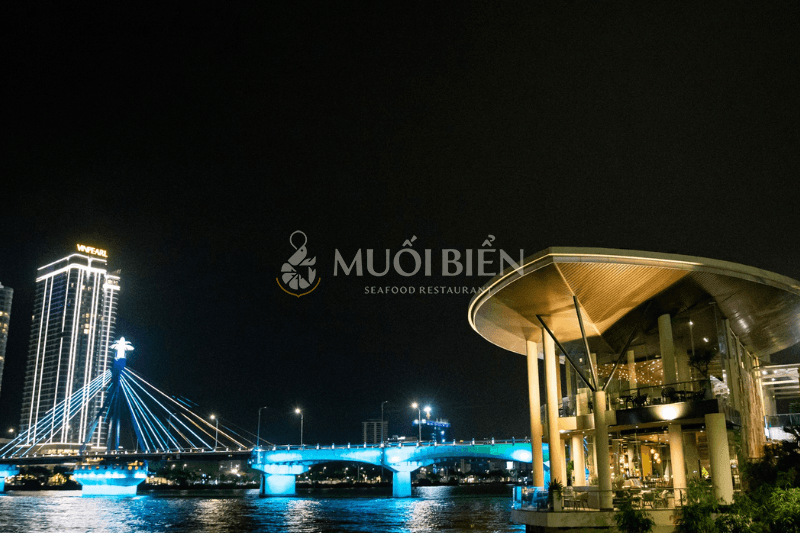 Memory Lounge nằm ngay bên bờ sông Hàn nhà hàng ven sông Đà Nẵng
