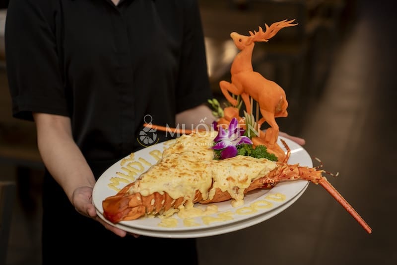 Tôm hùm bông bỏ lò phô mai - Món ăn độc quyền Muối Biển Seafood Restaurant Tôm hùm bông bỏ lò phô mai