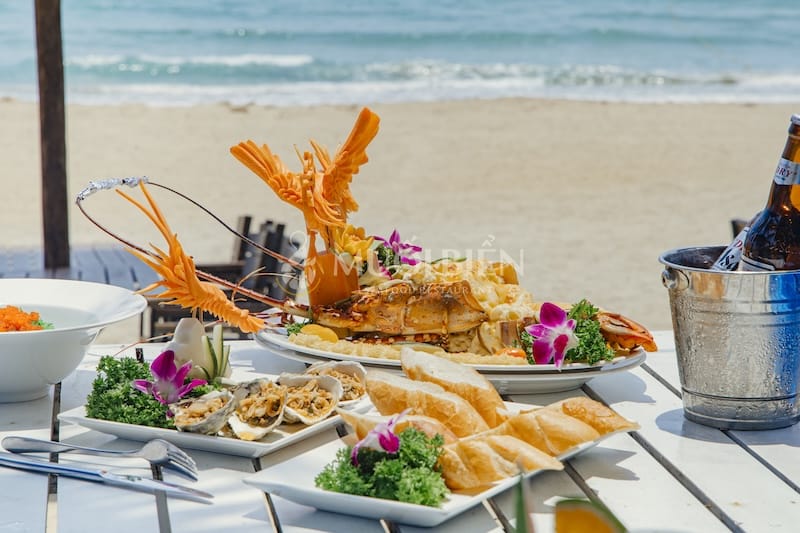 Thưởng thức tôm hùm bông bỏ lò phô mai bên view biển Mỹ Khê tôm hùm bông bỏ lò phô mai