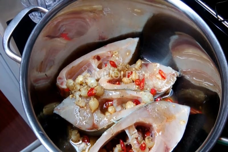 cách ướp cá chim Cá chim kho tiêu