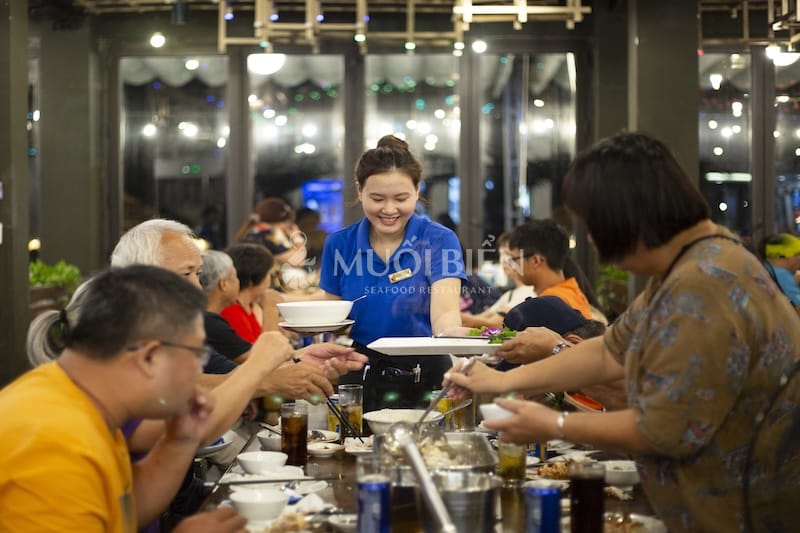 Đội ngũ nhân viên chuyên nghiệp tại Muối Biển nhà hàng cơm đoàn Đà Nẵng