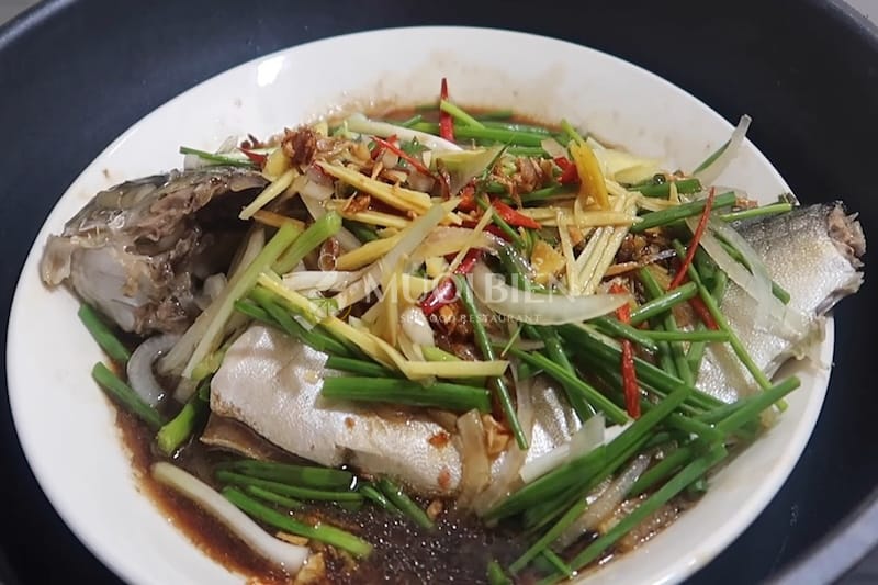 Hoàn thiện món cá chim hấp xì dầu Cá chim hấp xì dầu
