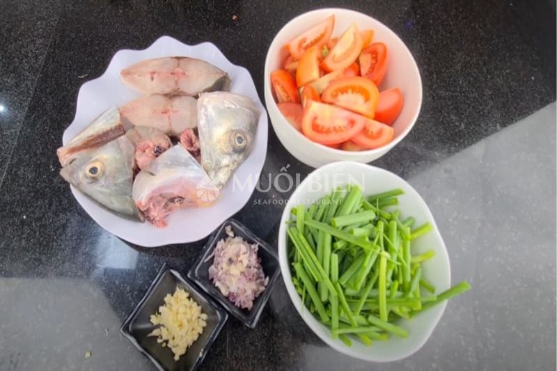 sơ chế nguyên liệu canh cá chim nấu ngót Cá chim nấu ngót