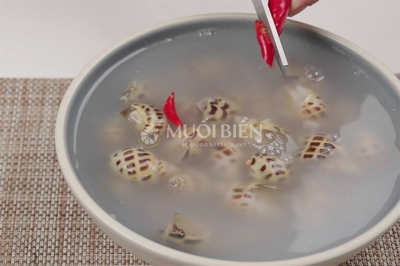 cách sơ chế ốc hương sạch cát ốc hương xào sả ớt