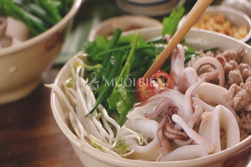 hủ tiếu mực hấp dẫn chế biến mực ống