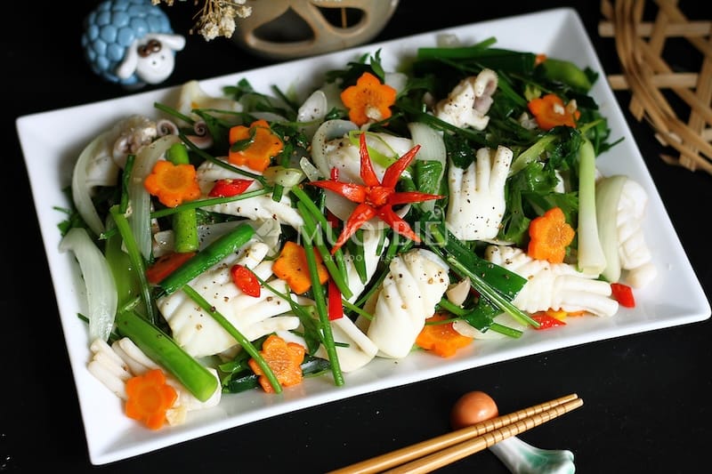 mực xào cần tỏi tây chế biến mực ống