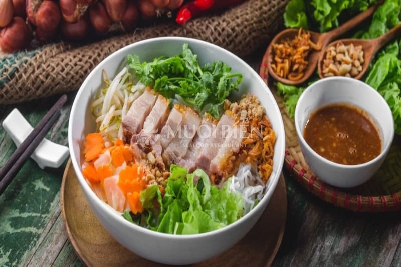 Bún mắm thịt heo quay Vân Quán ăn sáng ngon ở Đà Nẵng siêu đông khách - Bún mắm thịt quay Vân