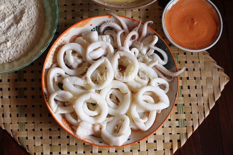 Cách sơ chế mực ống sạch sẽ mực ống chiên giòn