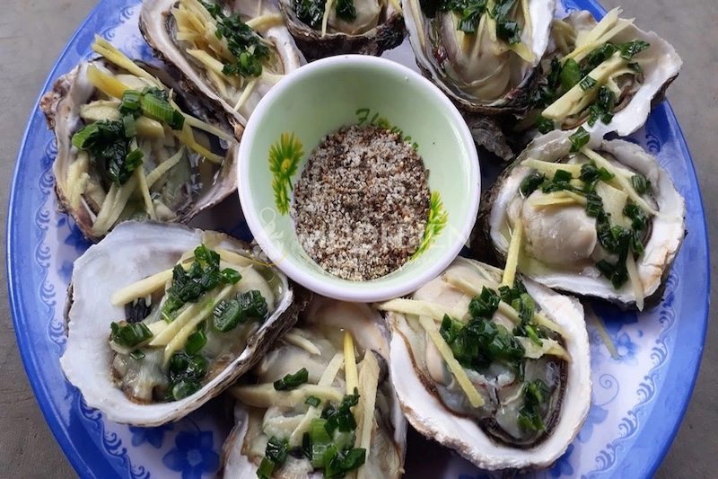 Hàu hấp gừng sả ăn kèm muối tiêu chanh