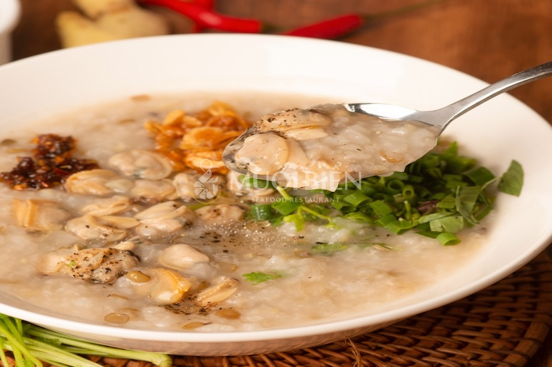 Cháo nghêu O Hoèn là địa chỉ cháo nghêu Đà Nẵng quen thuộc