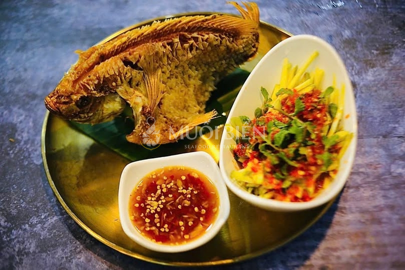 Cá diêu hồng xốt mắm xoài chua cay cực cuốn