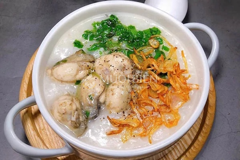 Cháo hàu tươi ngon tại nhà hàng hải sản chất lượng Muối Biển Seafood