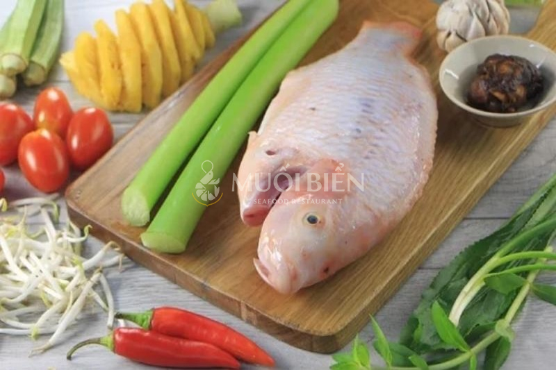 Nguyên liệu chuẩn bị để nấu canh chua cá diêu hồng