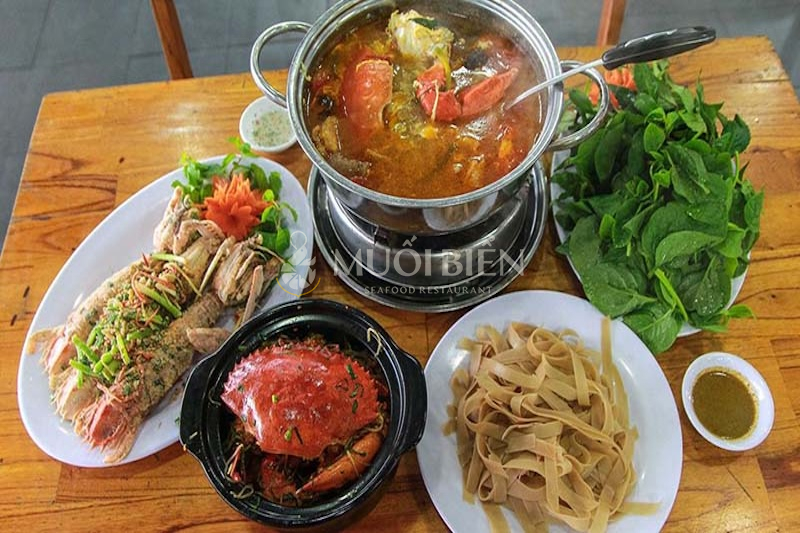 Lẩu hải sản hấp dẫn tại nhà hàng hải sản Biển Rạng