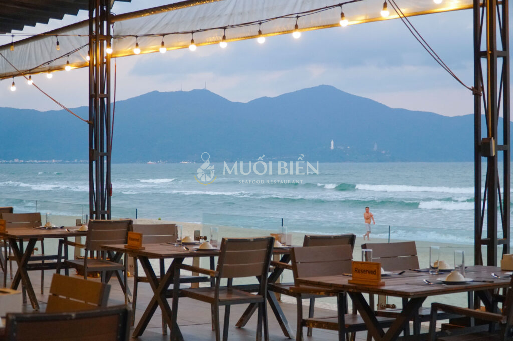 Không gian bên ngoài nhà hàng Muối Biển Seafood Restaurant