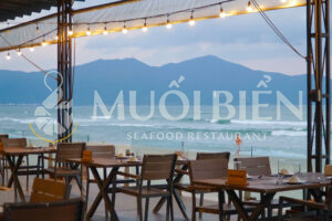 Không gian bên ngoài nhà hàng Muối Biển Seafood Restaurant