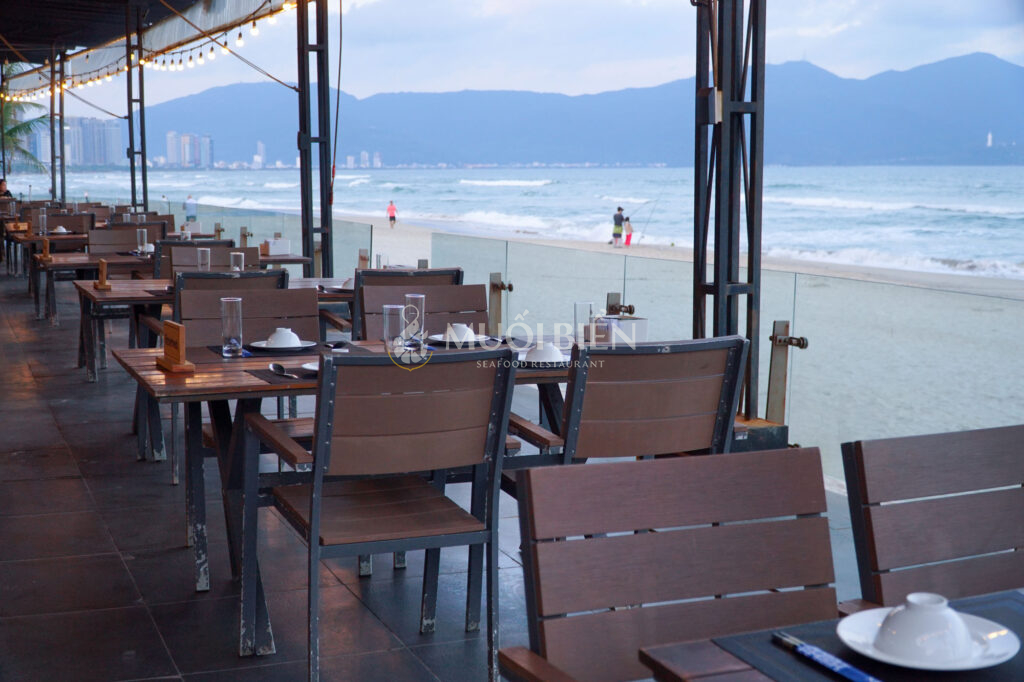 Khu vực view biển tại nhà hàng Muối Biển Seafood
