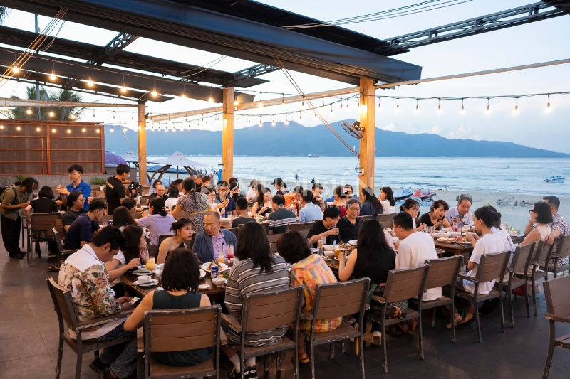 Thưởng thức hải sản tươi ngon, view biển Mỹ Khê tại Muối Biển Seafood Restaurant