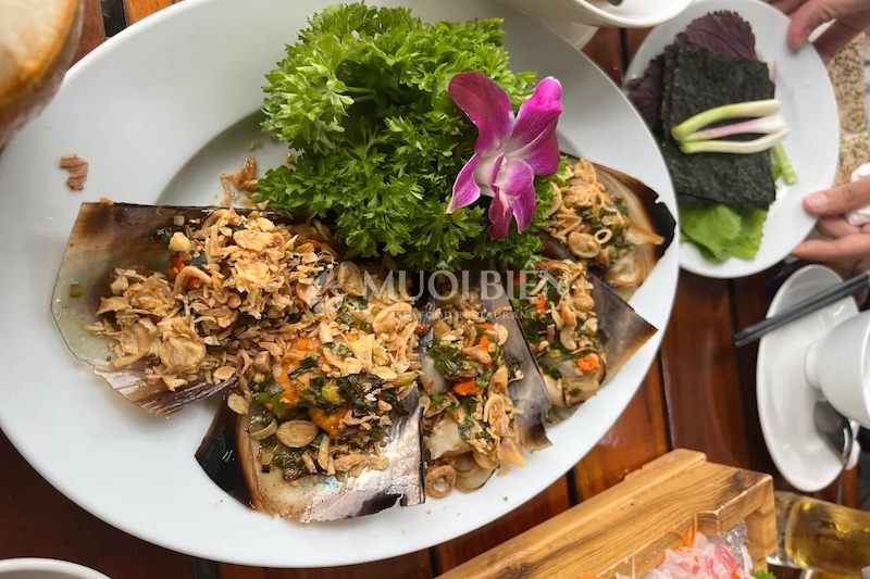 Thưởng thức sò mai nướng mỡ hành tại Muối Biển Seafood Restaurant